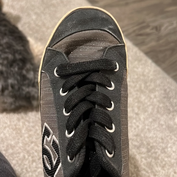 DC Shoes - Picture 4 of 7